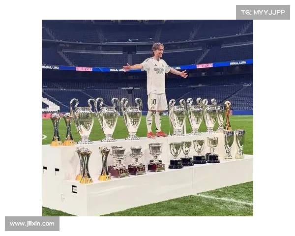 莫德里奇在米兰官方旗舰店亮相球迷热情高涨引爆现场气氛 莫德里奇在米兰官方旗舰店亮相球迷热情高涨引爆现场气氛